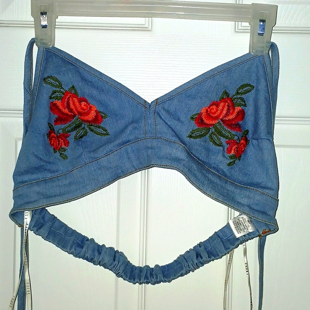 Essue Jean top with embroidered RED 🌹 Roses Size Medium 75% Cotton